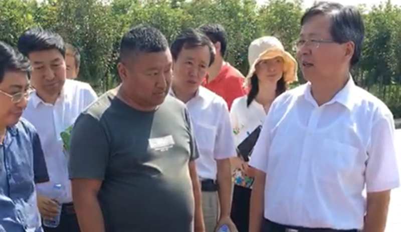 農(nóng)業(yè)部及負(fù)責(zé)領(lǐng)導(dǎo)一起參觀了愛麗潔農(nóng)村廁所改造產(chǎn)品，并得到了認(rèn)可